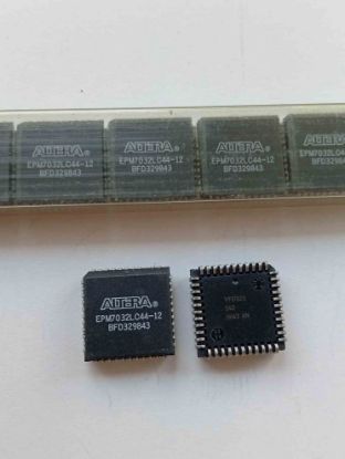 Picture of EPM7032LC44-12 IC