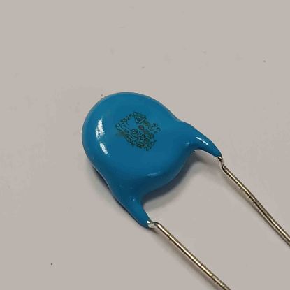 Picture of XX352M 3300PF 250V 10mm CAPACITOR