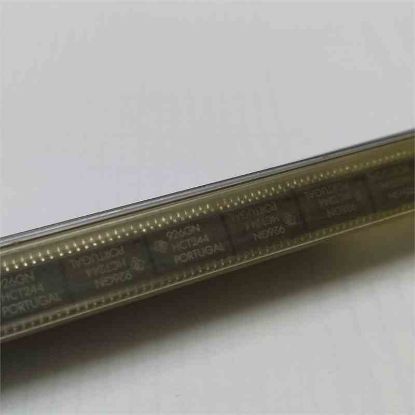 Picture of HCT244 smd IC
