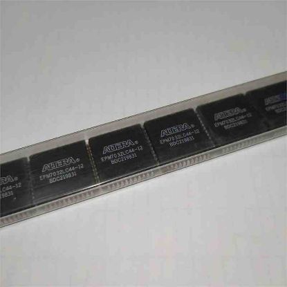 Picture of EPM7032LC44-12 PLCC IC
