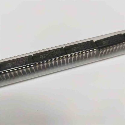 Picture of ULN2074B DIP IC