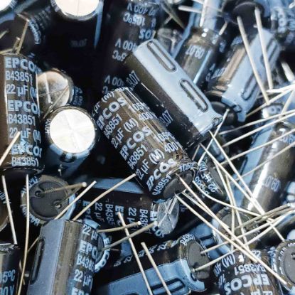 Picture of b43851f9226m-22uf-400v-125x25-mm-105-capacitor