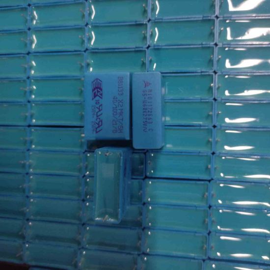 Picture of b81133c1684k3-068uf-275vacx2-275mm-capacitor